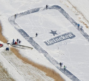 Schaatsen op een Heineken glas